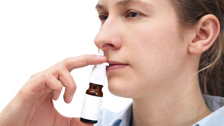 Rửa mũi bằng nước muối sinh lý giúp giảm sổ mũi khi mang thai