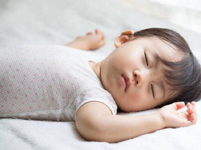 Giải đáp vấn đề ngủ của trẻ 2 tuổi: Làm sao để giúp bé ngủ ngon tránh giật mình khóc thét?